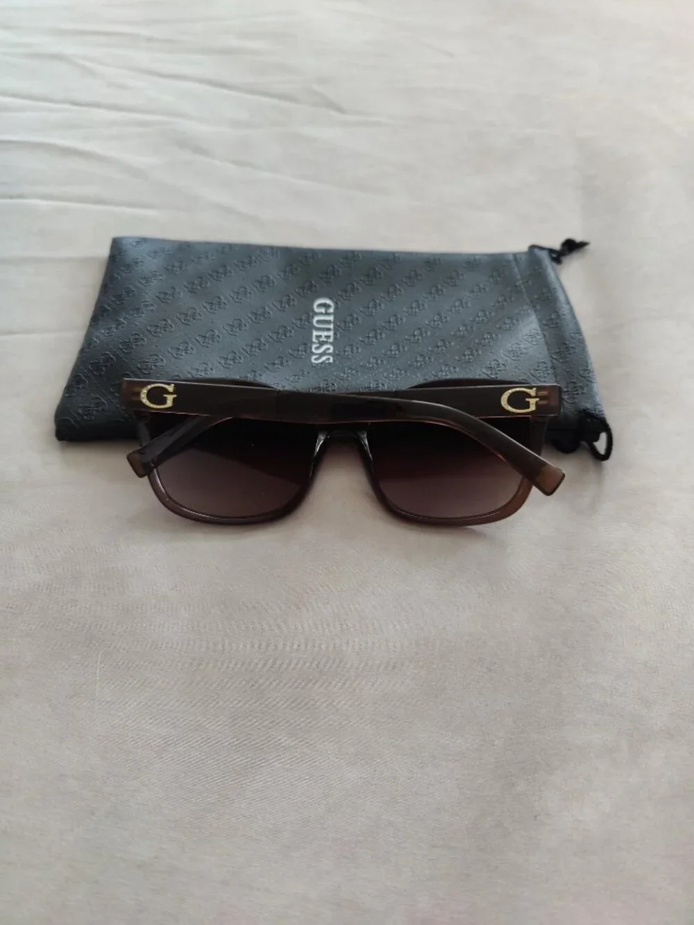 Guess Brown Oversized Cat Eye Sunglasses With Logo Pouch
